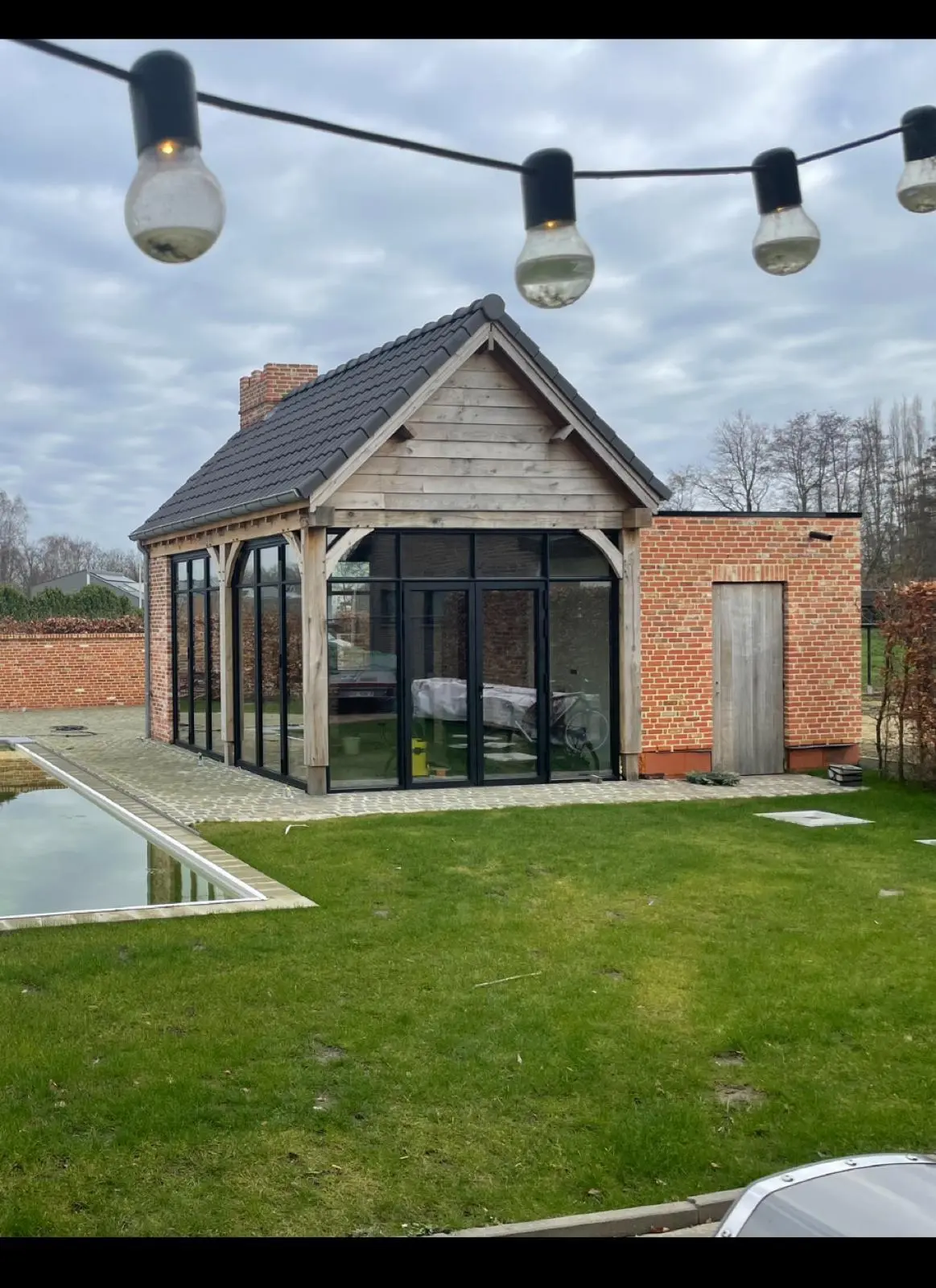 Eiken poolhouse met metswerk en openvouwende ramen