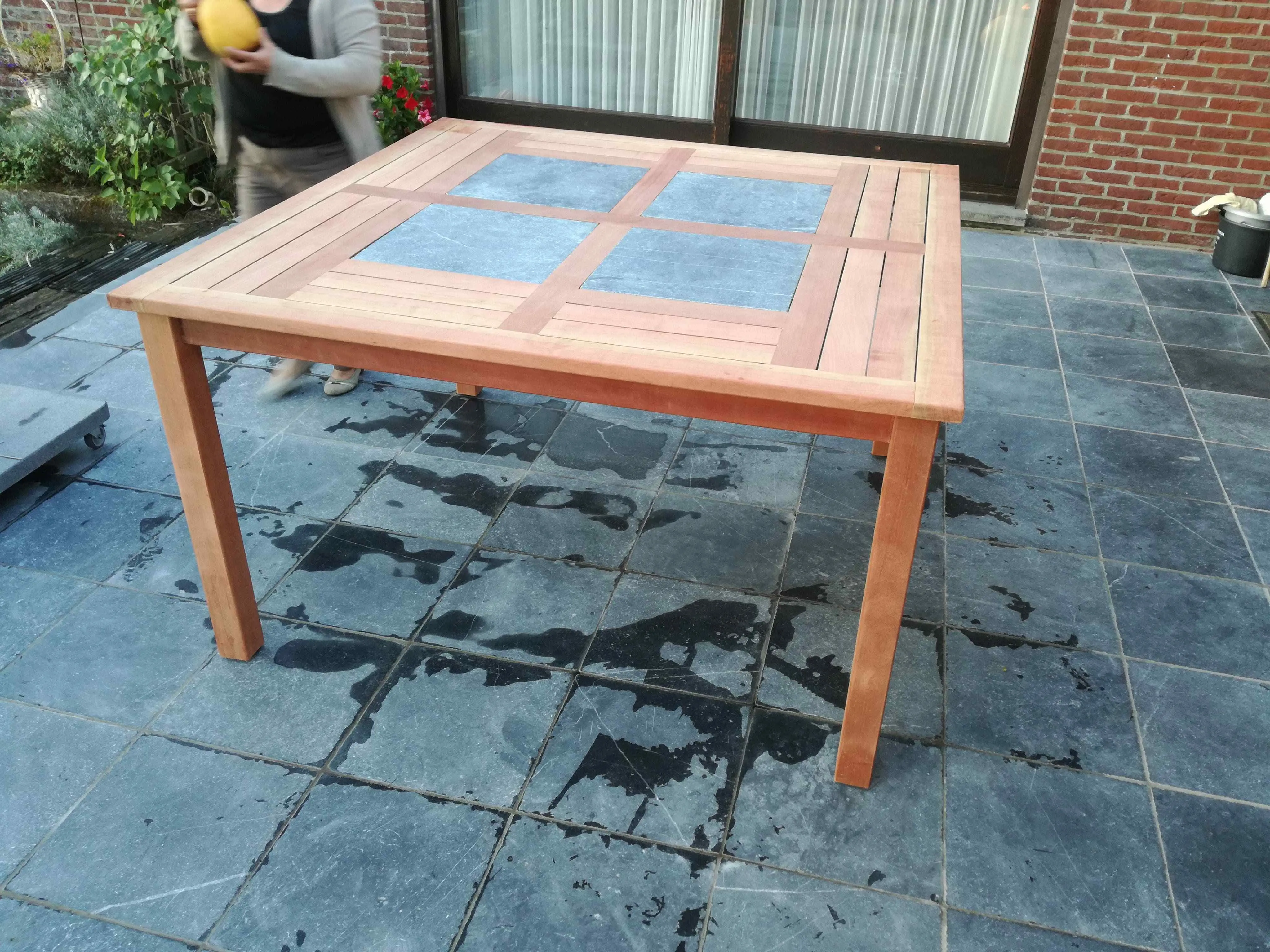 tafel met ingewerkte tegels