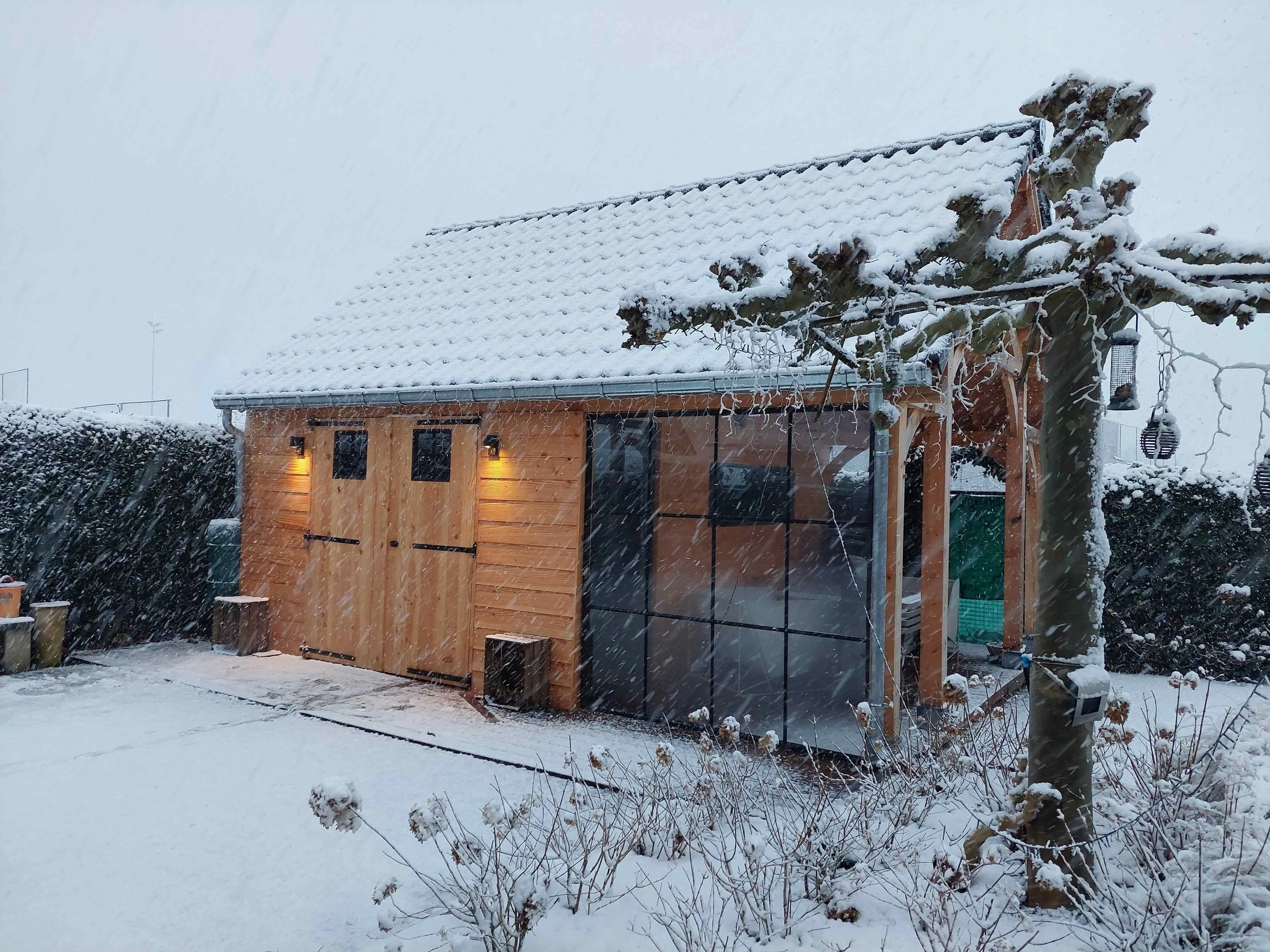 Poolhouse in de sneeuw 