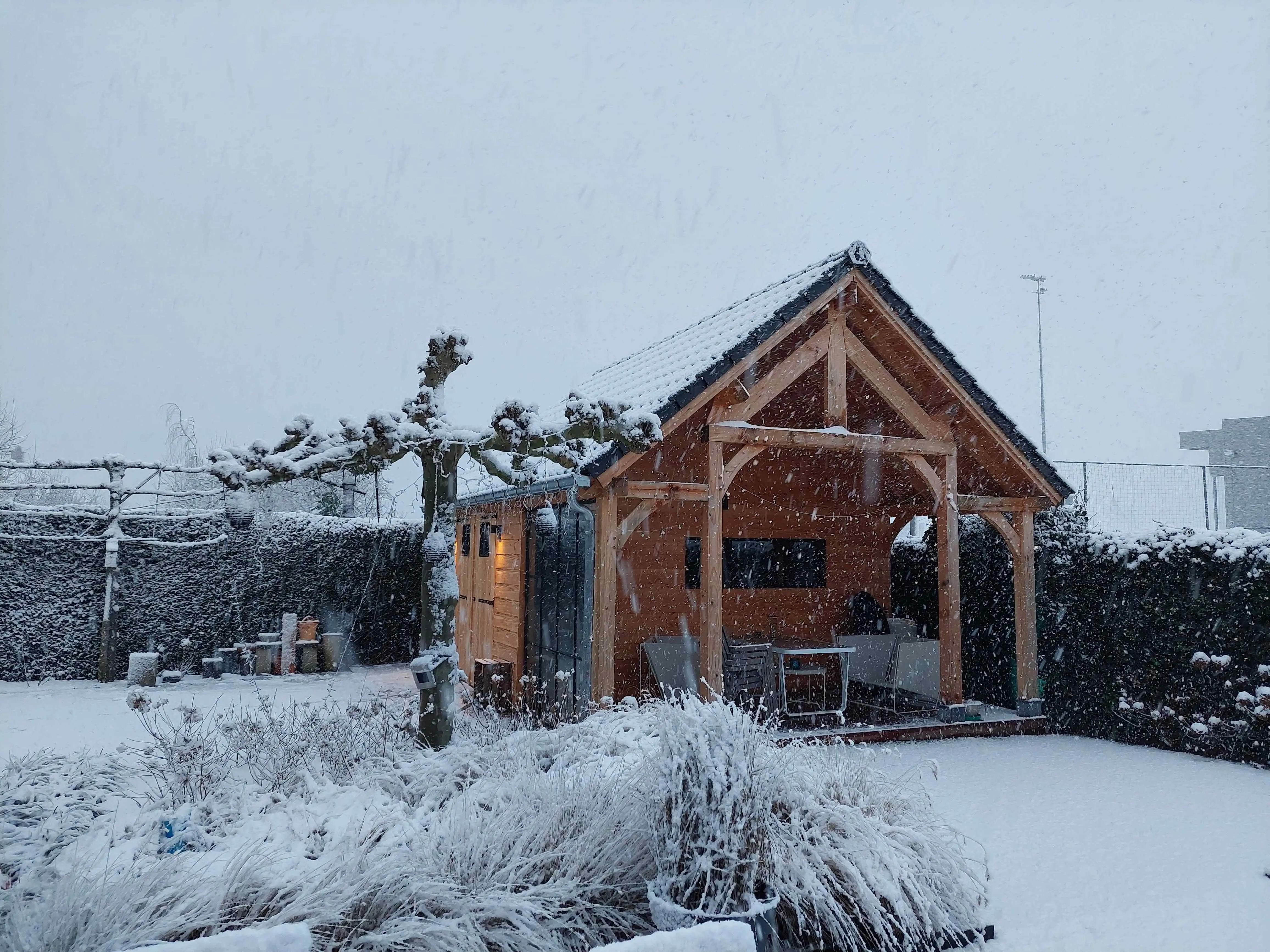 Poolhouse in de sneeuw