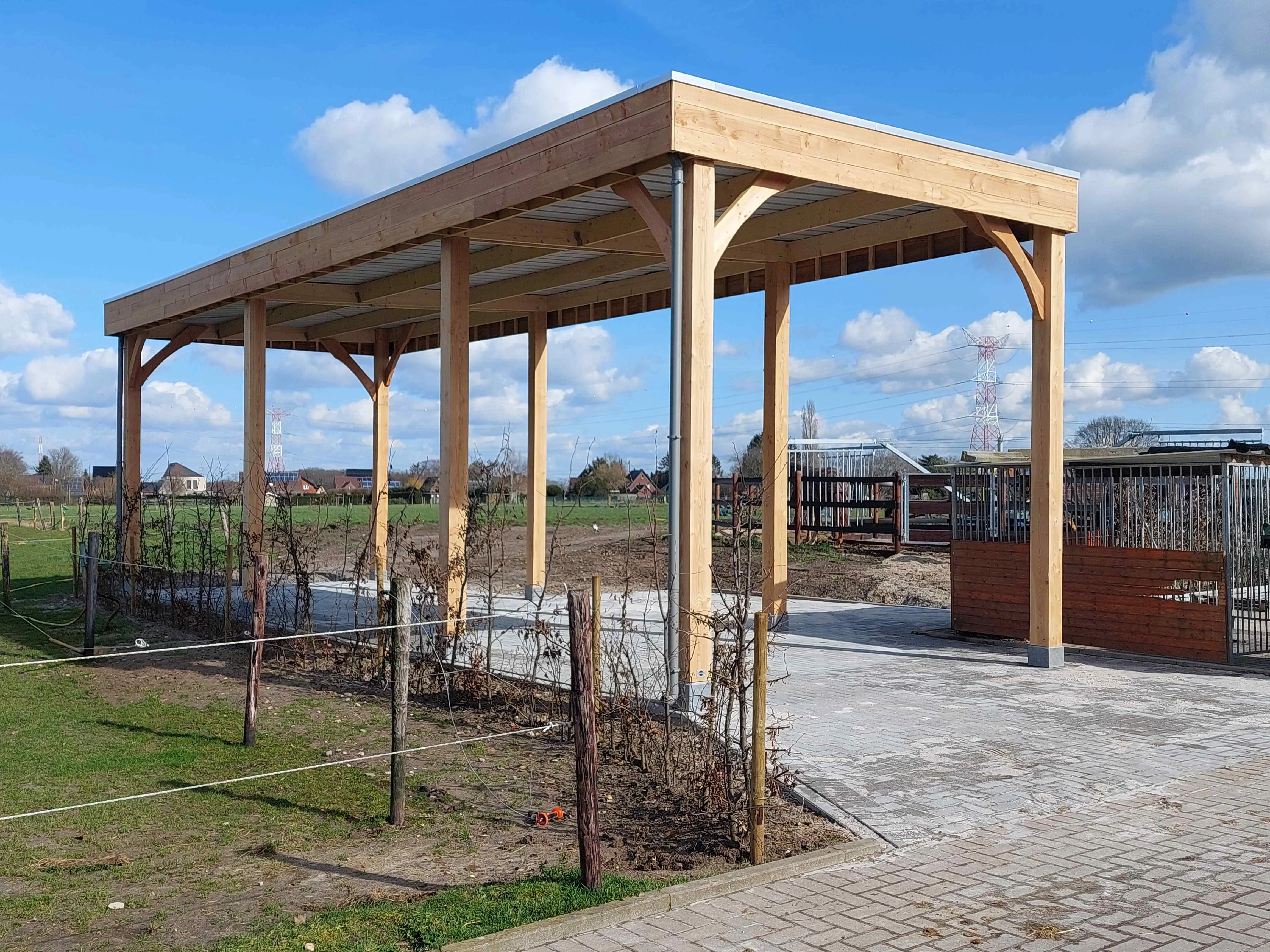 Maken en plaatsen van carport voor een camion